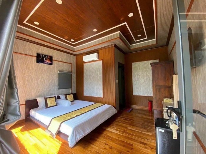 Mẫu trần nhựa nano vân gỗ đẹp sang trọng cho phòng ngủ